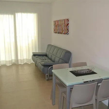 Modern Flat 200 M From The 아파트